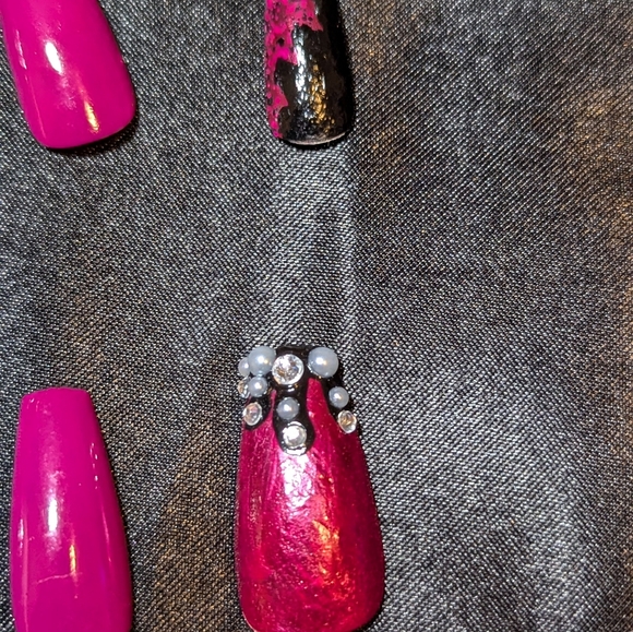 Pink, Pearl, Rhinestone & Black Custom Press On Monster High Nails - Draculara - Picture 5 of 6
